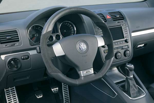 Interieur- oder Heckansicht-Bilder des neuen GTI hat VW noch nicht verffentlicht. Aber auch hier drfte sich im Vergleich zur Studie von 2003 (unser Bild) kaum etwas verndert haben