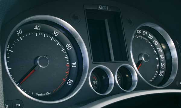 Sehr optimistischer Tacho bis 300 km/h und leicht modifizierte Instrumente mit gewhnungsbedrftiger Beschriftung auf den Kreislinien