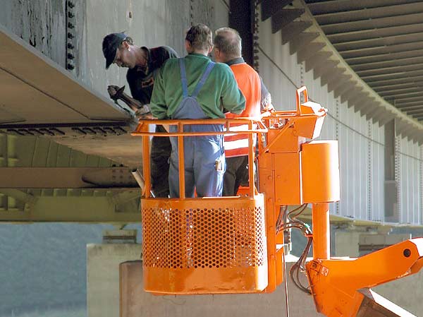 Experten untersuchen nach wie vor das Ausma der Schden an der Brcke und entnehmen Materialproben. Jetzt wird ein groes Gerst errichtet