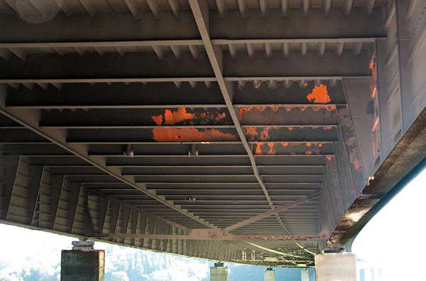 Die beiden Lngstrger der Brcke von unten gesehen. Das Bauwerk ist eine komplett geschweite Stahlkonstruktion