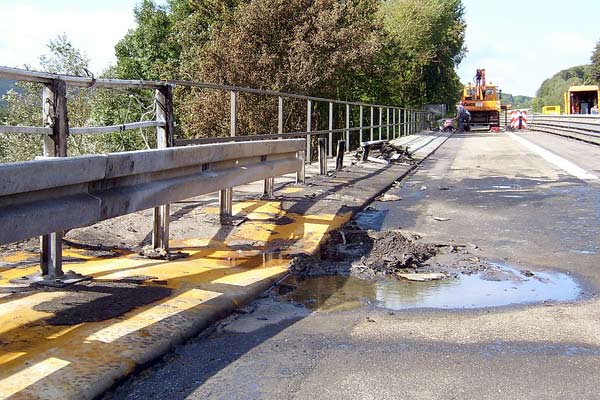 Absackung der Fahrbahn ber dem verformten Haupttrger