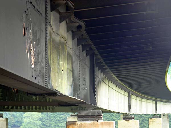 Die Brandschden und Verformungen an einem der beiden Lngstrger sind deutlich zu erkennen