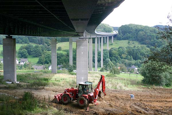 Gleichzeitig muss der unterhalb der Brcke das kontaminierte Erdreich abgetragen und das Fundament fr das Gerst geschaffen werden