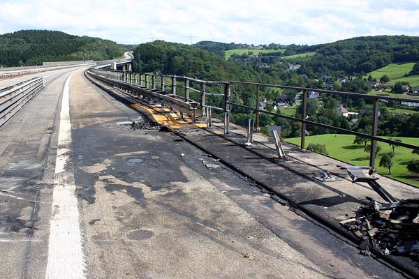 Die Fahrbahn im Bereich der Absturzstelle