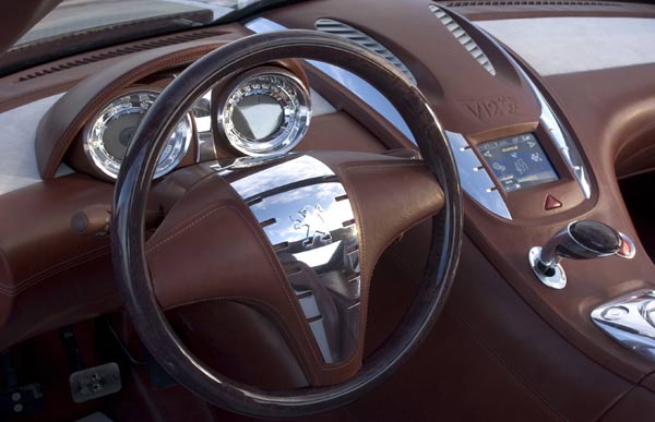Digitale Rundinstrumente und ein TouchScreen-Monitor fr Zusatzfunktionen wie Navi und mp3-Player