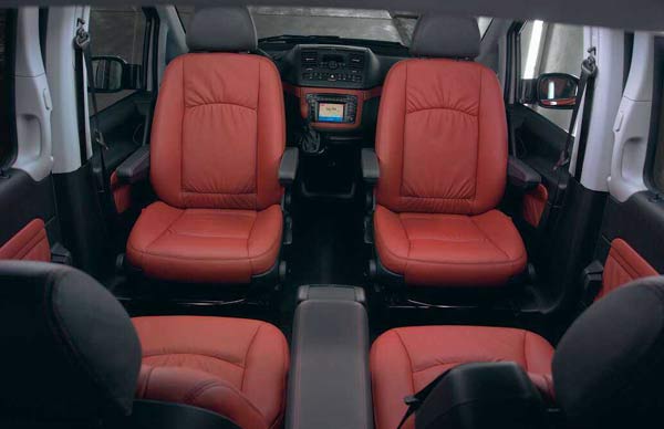 Blick ins »Activity«-Interieur: Drehsitze vorne, rotes Leder und Einstieg ber Schiebetren hinten