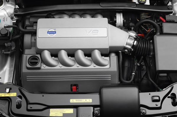 Der V8 leistet 315 PS und 440 Nm. Es handelt sich um ein besonders kompaktes Aggregat mit 60 Grad Zylinderwinkel, das aus Crashgrnden quer eingebaut wird. Auch dem Motordesign hat sich Volvo gewidmet
