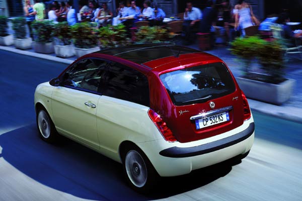 Der Ur-Y hatte stets eine schwarze Heckklappe, das aktuelle Modell gibt es jetzt in limitierter Auflage auch als zweifarbige Version namens »B-Kini«