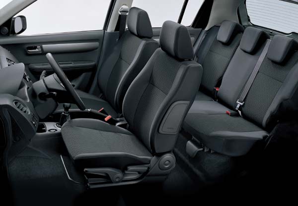 Im Dreitrer finden vier, sonst fnf Personen Platz. Der Kofferraum fasst je nach Konfiguration 263 bis 562 Liter