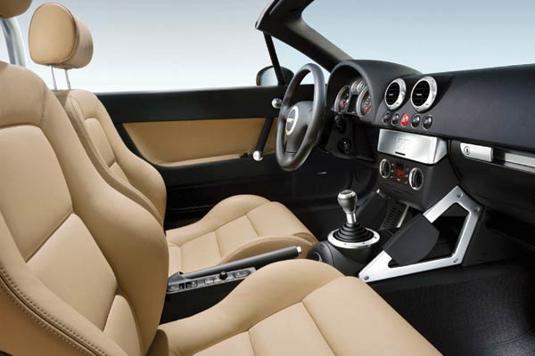 ... gibt sich der TT an beiger Farbe zu erkennen. Serie bei beiden neuen Paketen sind auerdem groe Rder, Bose-Sound und Xenon-Licht