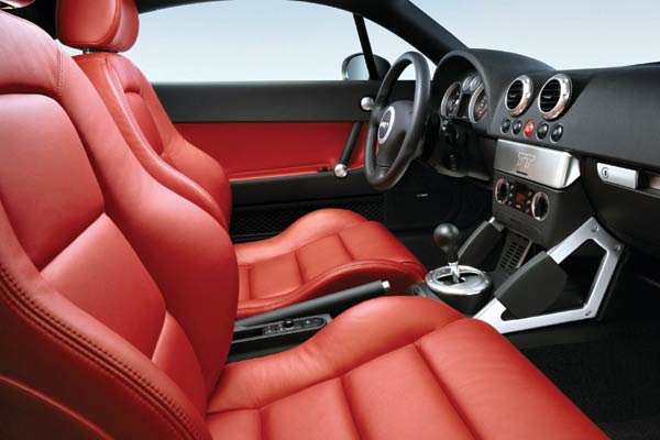 Im Coup-Interieur gibt es rotes Leder