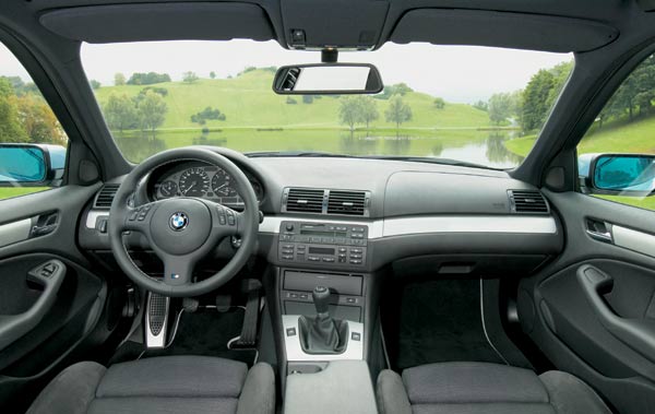 Das Interieur gibt sich an der titanfarbenen Leiste zu erkennen sowie an &raquo;