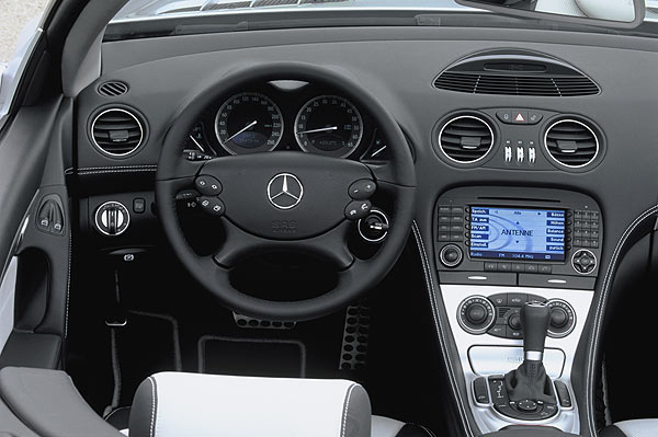 Blick ins SL-Interieur. COMAND mit Navigation ist im Sondermodell Serie