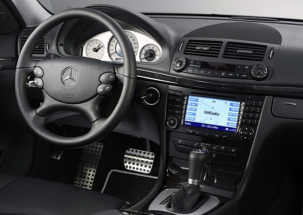 Im Interieur gibt es etwas Leder, modifizierte Pedale und ein Lenkrad im neuen Mercedes-Sportlook