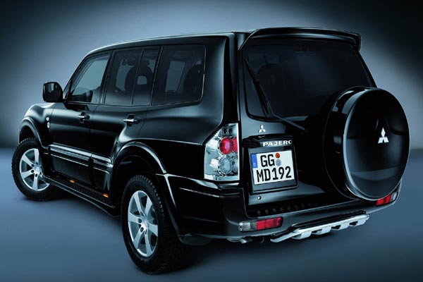 Auch am Heck gibt es einen Unterfahrschutz aus Edelstahl, außerdem Klarglas-Rückleuchten und eine in Wagenfarbe lackierte Reserveradabdeckung