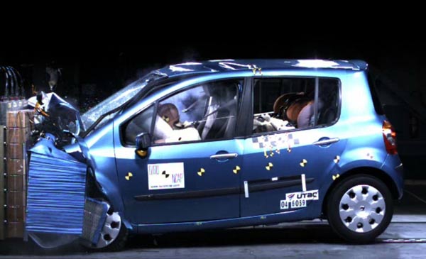 Renault Modus: Gut im Frontcrash und bei Kindersicherheit, Nachholbedarf im Fugngerschutz