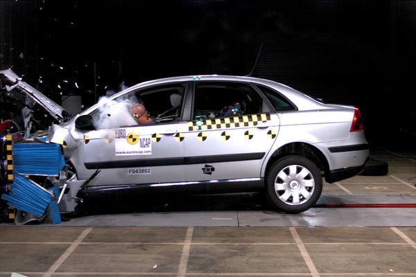 Citron C5: Mit 36 Punkten neuer Rekord im Frontcrash-Test, zu dem auch Gurtwarner vorne und hinten beitragen