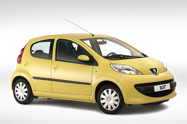 Nummer 2: Der Peugeot 107 ist im Design fast identisch zum Citron, lediglich die Frontschrze ist leicht umgestaltet. Auffallend: Eine C-Sule gibt es jeweils nicht, zusammen mit der hinteren Tr ffnet der halbe Radlauf mit. Detail: Nur Ausstellfenster hinten