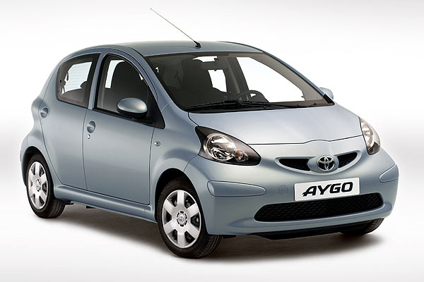 Dritter im Bunde ist der Toyota Aygo, der nicht nur minimal kleiner als die beiden anderen Kandidaten ist, sondern sich auch optisch strker differenziert, etwa durch Rckleuchten und Lufteinlass im Khlergrill. Die Frontschrze ist, jedenfalls bei diesem allerersten offiziellen Bild, komplett lackiert, dafr gibt es keine seitlichen Schutzleisten