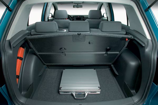 Der Kofferraumboden kann in zwei Höhen befestigt (oder herausgenommen) werden. So entsteht auf Wunsch eine praktisches zweites Fach