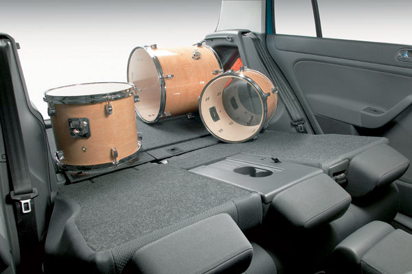 Werden alle Rückenlehnen nach vorne geklappt, sorgt eine integrierte Kinematik für ein Absenken der Sitzflächen. Ganz eben wir der Boden aber dennoch nicht