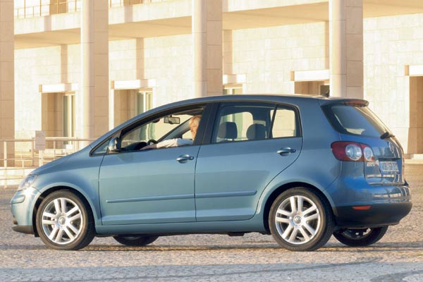 Außenspiegel und Türgriffe gehören zu den wenigen Teilen, die vom normalen Golf übernommen wurden. In der Serie rollt das Basismodell natürlich nur auf Stahlfelgen im 15 Zoll-Format mit 195er-Pneus