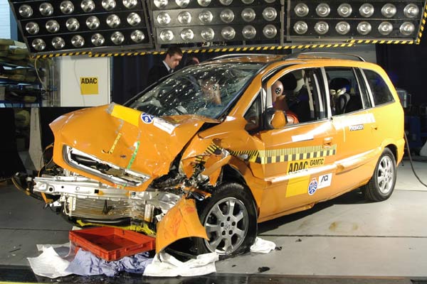 Abgesehen vom hheren Gewicht ist der Erdgas-Zafira laut ADAC im Frontcrash nach EuroNCAP-Standard nicht schlechter als die Benzin- oder Diesel-Versionen