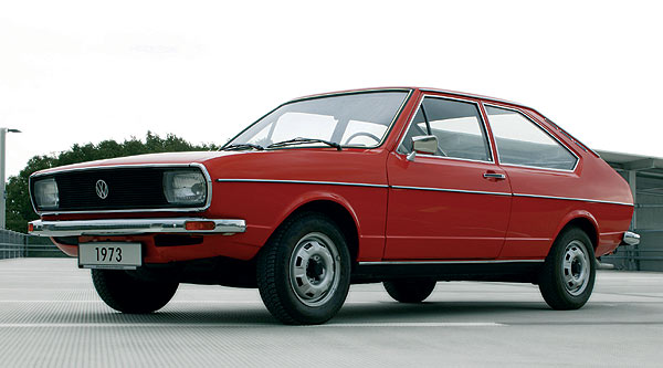 Gerade mal gut 30 Jahre her, und doch eine vllig andere Auto-Epoche: Kleine Stahlfelgen, Weiglas, Chrom-Stostangen, Dreiecksfenster und die Zweitrigkeit muten heute schon historisch an. Mit dem Ur-Passat startete VW 1973 den spteren Bestseller. Bis heute konnten ber 13 Millionen Exemplare verkauft werden