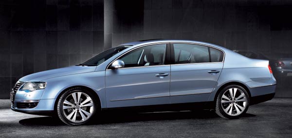 Der Passat ist in Lnge und Breite deutlich gewachsen, der Radstand dagegen nur leicht, wodurch sich grere berhnge ergeben. Die seitlichen Schutzleisten sitzen knftig deutlich tiefer und steigen nach hinten leicht an, das dritte Seitenfenster wandert von der C-Sule in die Tr