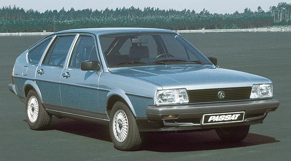 Der Passat II war die letzte Modellreihe, die es neben Limousine (Santana) und Kombi auch als Schrgheck gab. Bild zeigt wieder das Ur-Modell vor dem Facelift