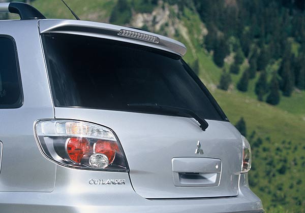 Am Heck gibt es u.a. modifizierte R�ckleuchten, die wie die dritte Bremsleuchte im Klarglas-Look ausgef�hrt sind