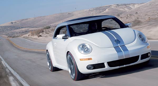 Die A-Sulen sind um neun, das gesamte Dach um 15 Zentimeter niedriger als in der Serie. Basis ist das Beetle Cabrio