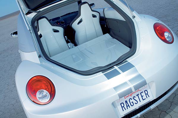 Wer die hinteren Sitze umklappt, erhlt eine ebene, »gecleante« Flche in Wagenfarbe