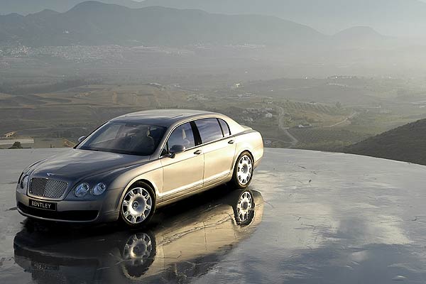 Kulisse wie aus dem Fernsehroman: Der neue Bentley auf Fototermin in der englischen Heimat