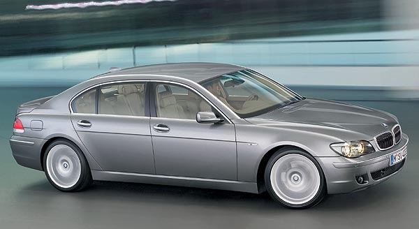 Bis auf eine etwas strker modellierte Lichtkante am Schweller bleibt die Seitenansicht unverndert