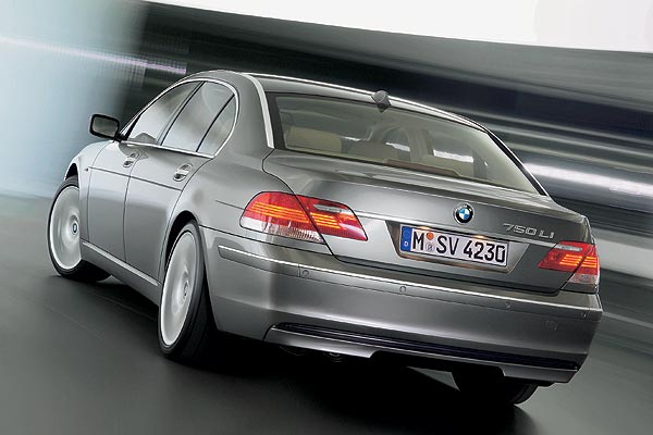 Sie sind jetzt geteilt und optisch mit einer Chromleiste verbunden; das bisherige Leuchtenband entfllt. Auch die Heckschrze hat BMW neu modelliert