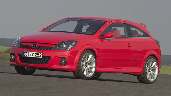 Rckblick auf die entsprechende Studie von September 2004: Das Frontdesign ist weitgehend seriennah, die Auenspiegel dagegen werden nicht bernommen