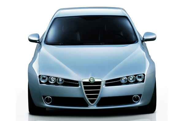 Die Front mit den drei Rundscheinwerfern entspricht dem aktuellen Stil des Hauses