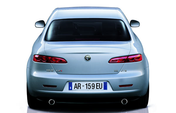 Typische Alfa-Leuchten am Heck und eine Sicke im hohen Kofferraumdeckel. Den Doppelauspuff bekommen nur die strker motorisierten Varianten