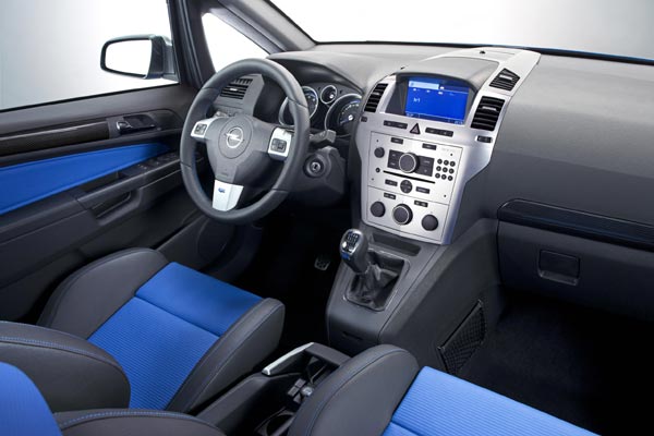 Zweifarbige Recaro-Sitze mit Teilleder-Bezug sind serienmig. Vollleder gibt es als Extra