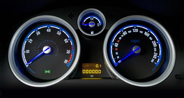 Auch der OPC verfgt nur ber drei Rundinstrumente, die aber gegenber der Serie leicht modifiziert, in Chrom eingefasst und mit blauen Zeigern bestckt sind