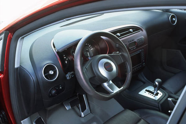 Runde und eckige Lftungsdsen wie im Altea und sportlich gezeichnete Rundinstrumente prgen das Ambiente