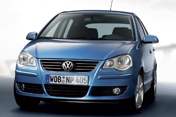 Nach dem Passat bekommt auch der Polo das neue Markengesicht in V-Form, wie es prinzipiell von Audi oder dem neuen 3er-BMW bekannt ist. Im Gegensatz zum Passat muss oder darf der Polo jedoch mit weniger Chrom auskommen