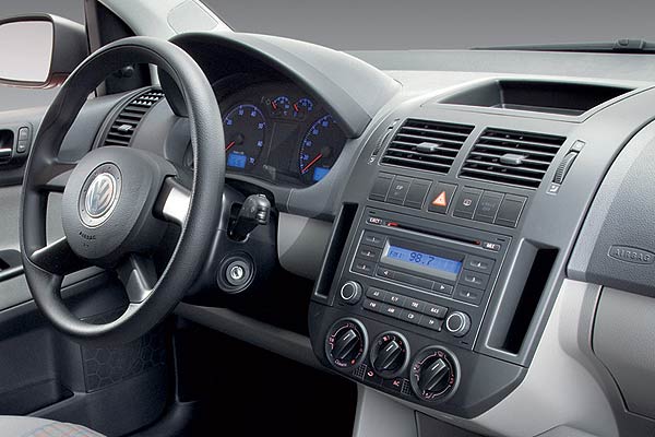 Instrumentierung und Bedienung sind klar und fr einen Kleinwagen elegant gehalten