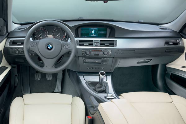 Das Interieur mit iDrive-Bildschirm (Option) und geteilter Mittelkonsole entspricht dem der Limousine
