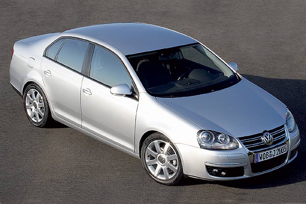 Die Front wird geprgt vom Chrom-Khlergrill  la Passat und den normalen Golf-Scheinwerfern. Seitliche Schutzleisten gibt es nicht mehr