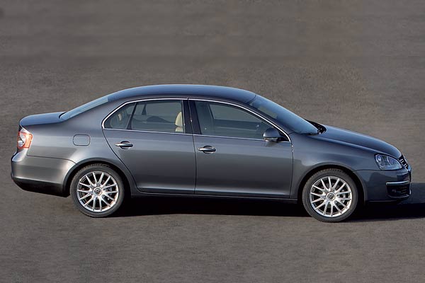 Das Auto ist 18 Zentimeter lnger als bisher, doch der Radstand wchst nur um 6,5 Zentimeter, woraus sich grere berhnge ergeben