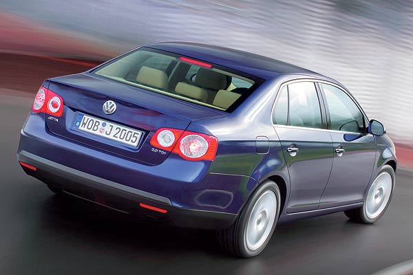 Auch das Heck trgt Anleihen vom Passat, insbesondere in Bezug auf die geteilten LED-Leuchten. Peinlich: Nur noch ein Rckfahrscheinwerfer