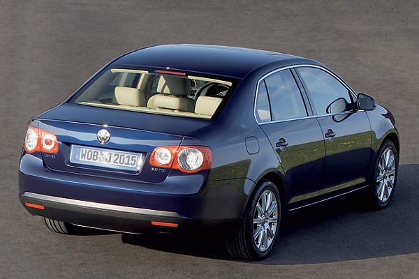 Die dritte Bremsleuchte sitzt in der Scheibe. Auch neu: Zusatz-Reflektoren in der Schrze