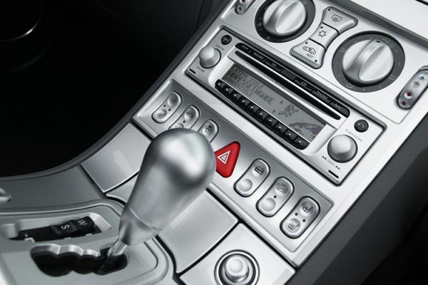 Zum Vergleich: Die serienmige Mittelkonsole